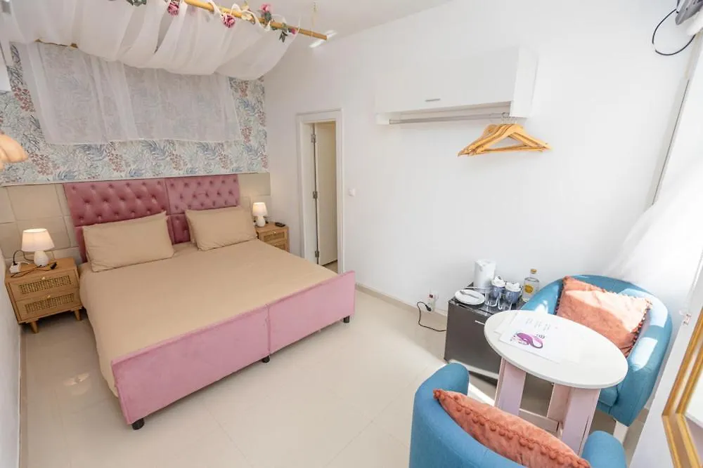O Quintal Guesthouse Carvoeiro  Bed & Breakfast